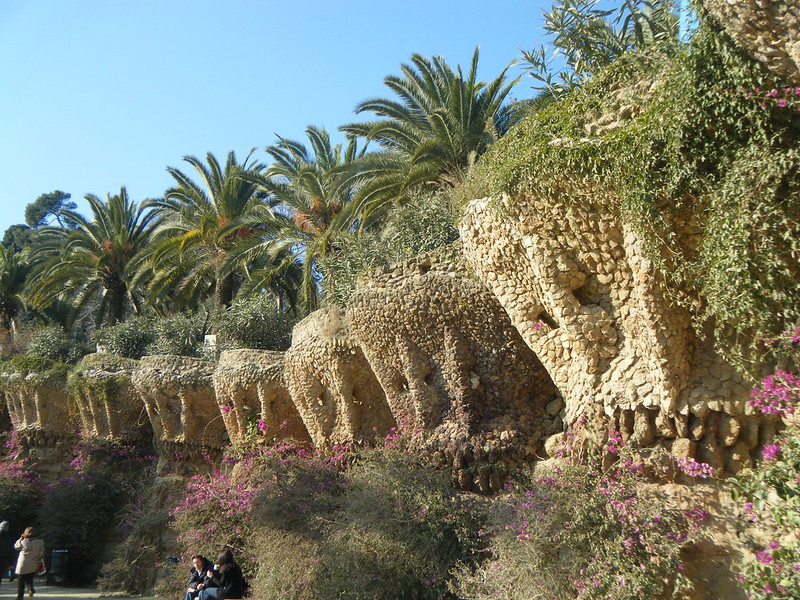 Ornamentación del parque con la inclusión de un símbolo pétreo de la vida eterna: el Árbol de la Vida.