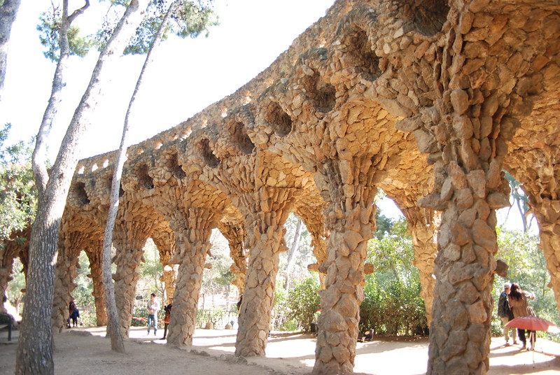 Galerías y logias de piedra bruta están conformadas por formas geométricas como arcos catenarios, arcos funiculares y columnas inclinadas.