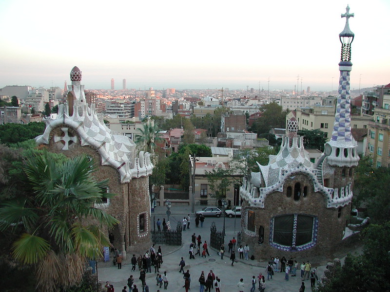 Fuente De Agua De Antoni Gaudi En El Parque Guell, Barcelona